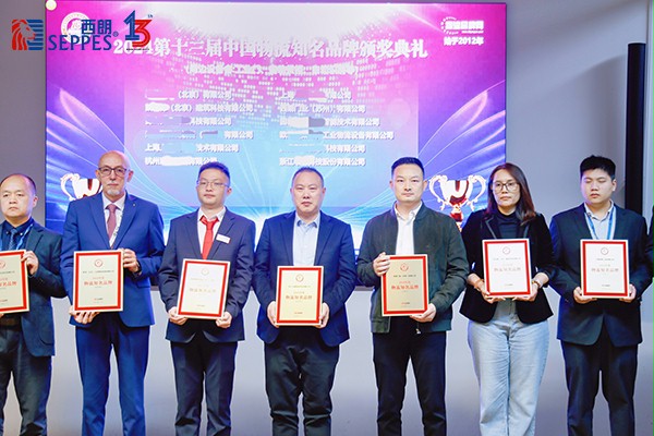 K8凯发·国际官方网站门业董事长、品牌创始人杨元嘉上台领奖（右三）